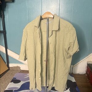 Men's Short-Sleeve Button-Down Shirt in Light Olive